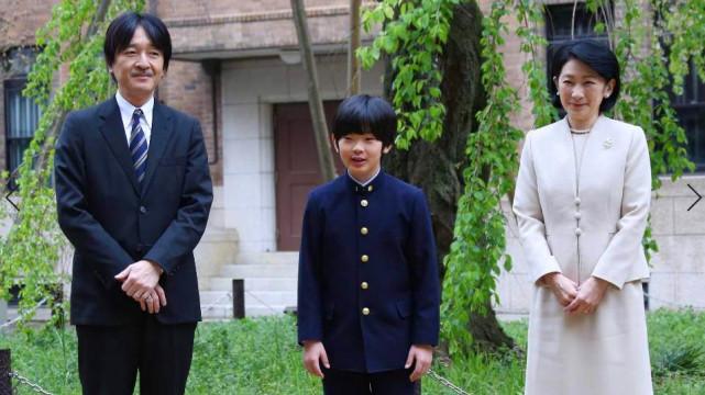 其实日本的皇室子弟都十分厌烦皇宫生活,例如天皇的儿子姑娘,他们从