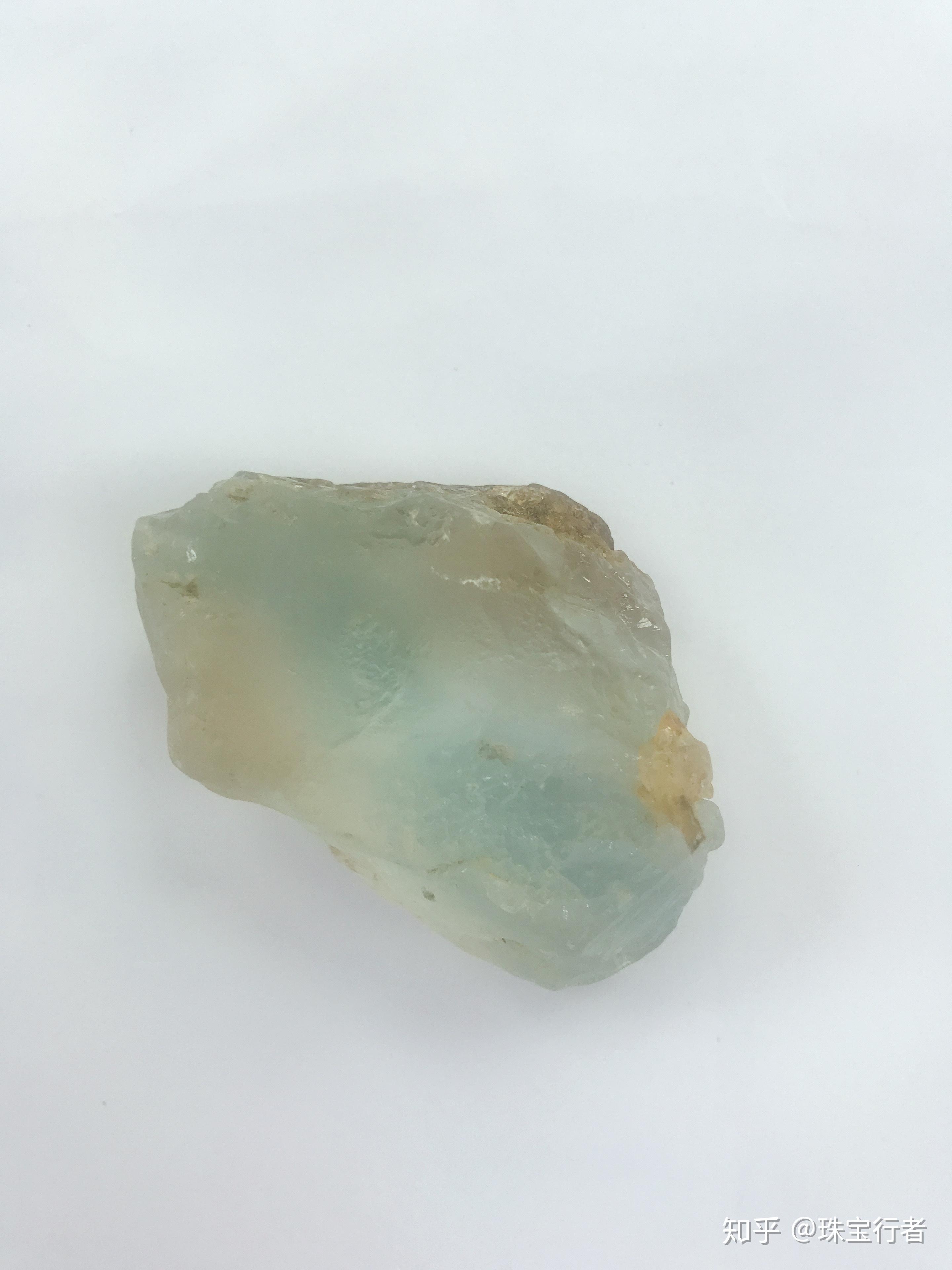 带蓝色色带的天然托帕石原石托帕石里价值较高的雪莉酒色托帕石.