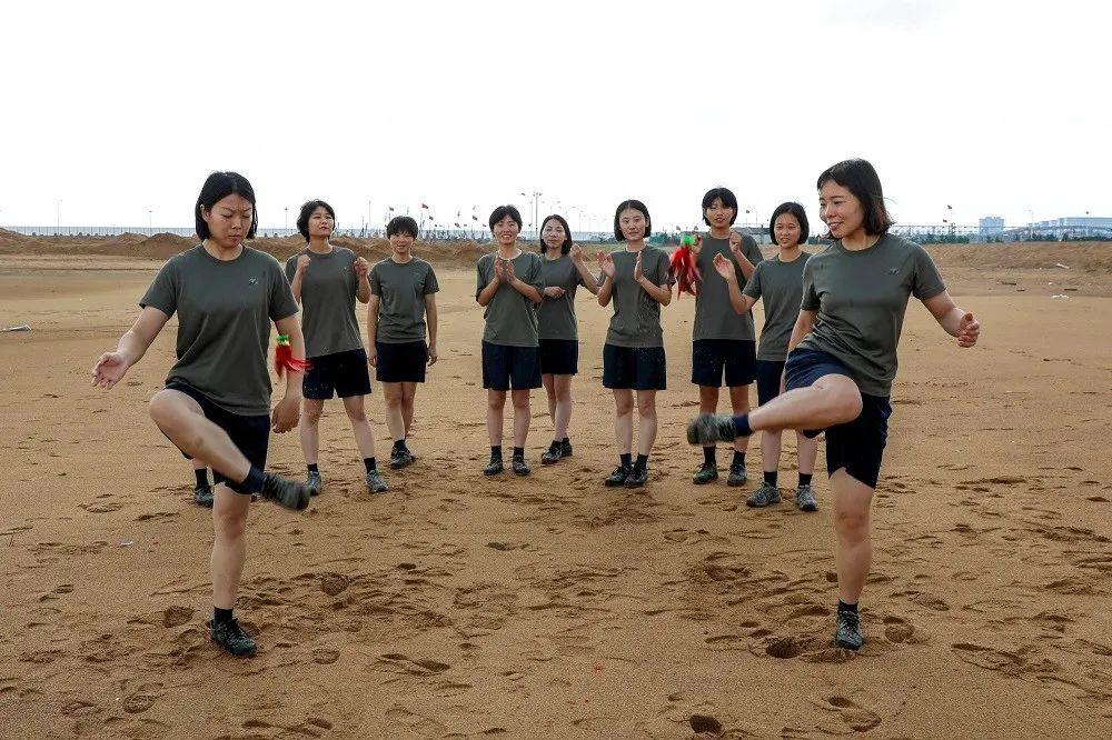 不爱红妆爱武装海训中有酸,有甜有苦,有辣为奋战一线的女兵点赞加油!