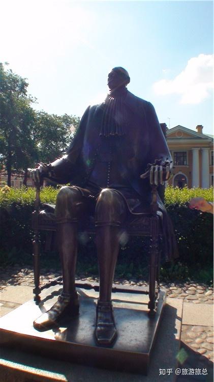 教堂的墙下有教士的墓地.这里的花园里有一尊彼得大帝一比一的铜像.