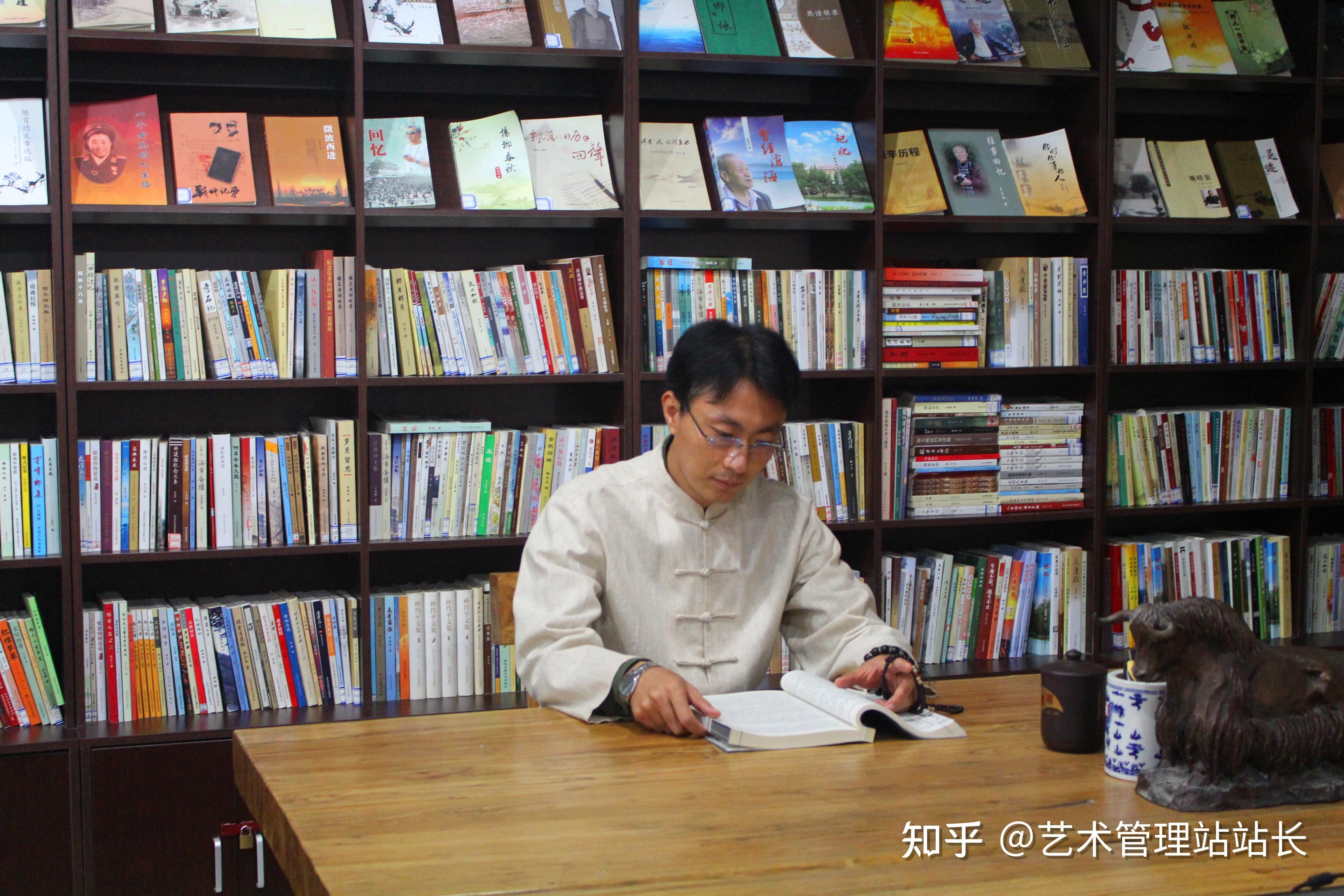 著名姓氏文化专家百家姓研究学者冯志亮先生在北京海图书画苑解析