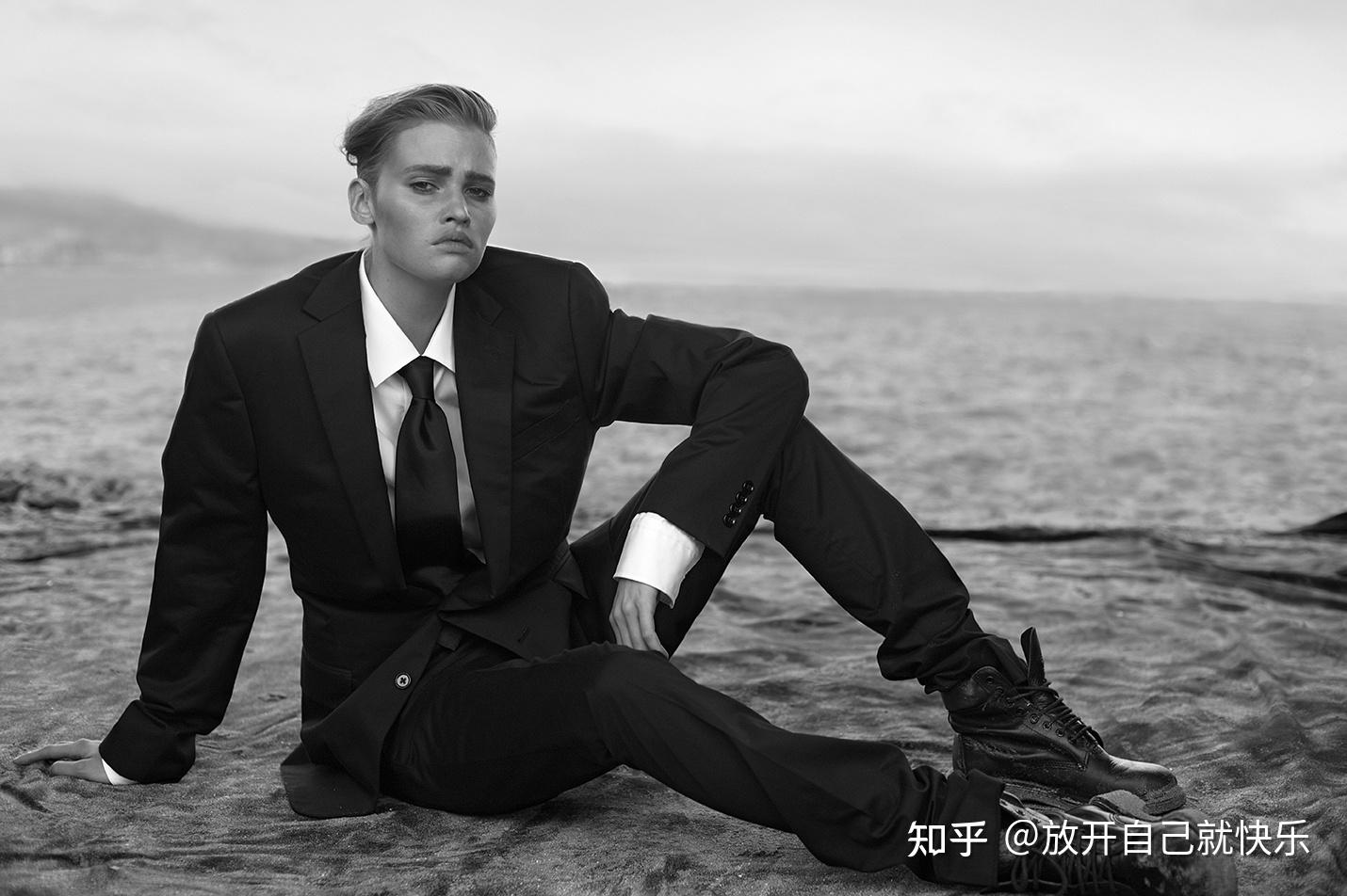 这是peter lindbergh在2008年在巴黎给vogue拍摄的一组时尚照片,模特