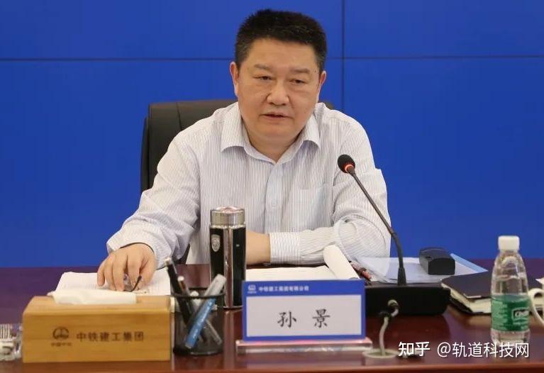 曾先后担任郑州铁路局郑州分局月山机务段段长,郑州铁路局机务处副
