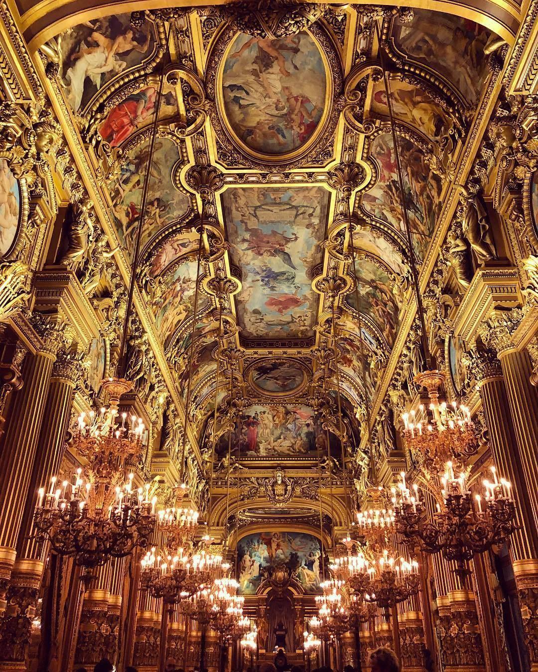 虽说是一个歌剧院,但却宛如一座宫殿,来过的人都被它金碧辉煌,精美