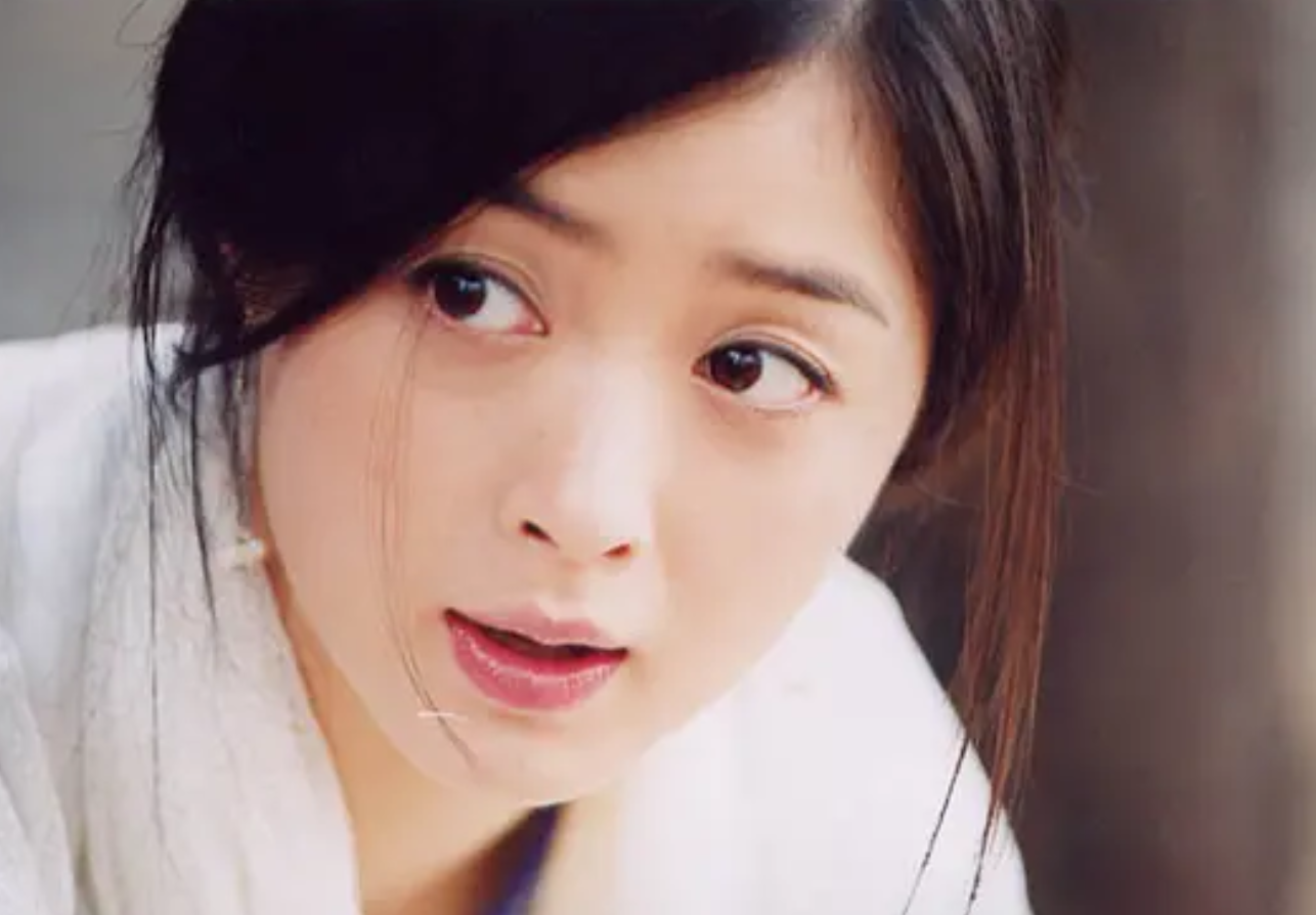 《欢天喜地七仙女》中,饰演了机灵可爱的四公主绿儿;《危情杜鹃》中