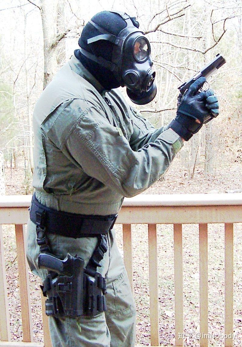 高准备 (high ready)手枪持枪姿势一般分为四种:高准备(high ready)