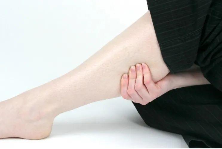 痛痛痛小腿经常抽筋千万别大意当心是身体发出的警告