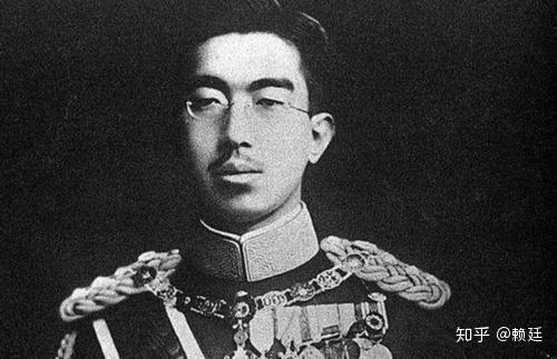 非常崇拜大唐,而唐朝最流行的就是菊花,那时嵯峨天皇为此写过一首诗