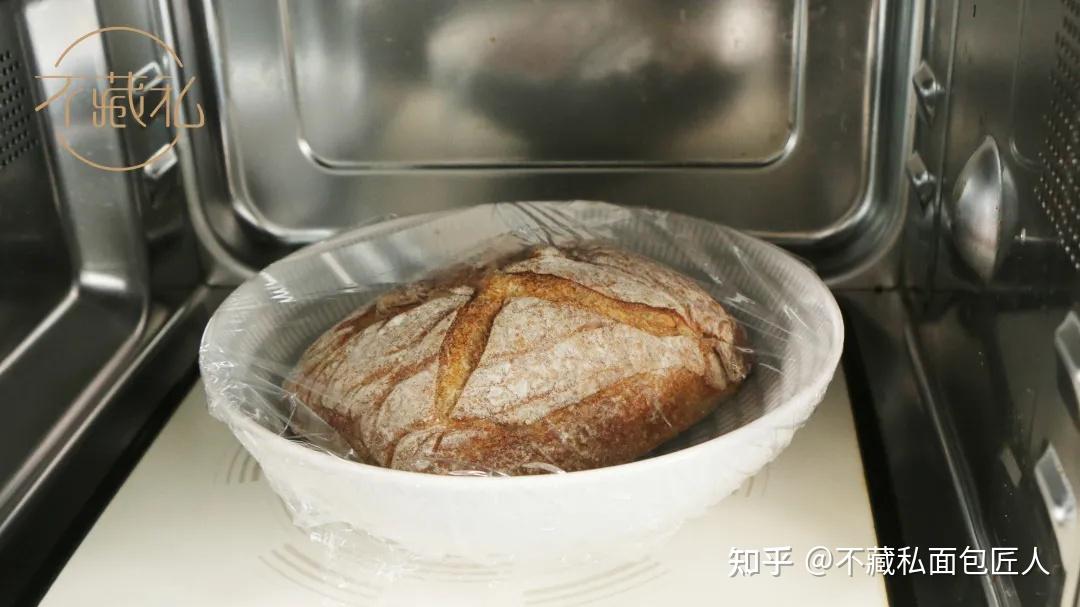 03这时不妨把微波后的面包,放入预热好的烤箱180℃复烤2-3分钟,这样省