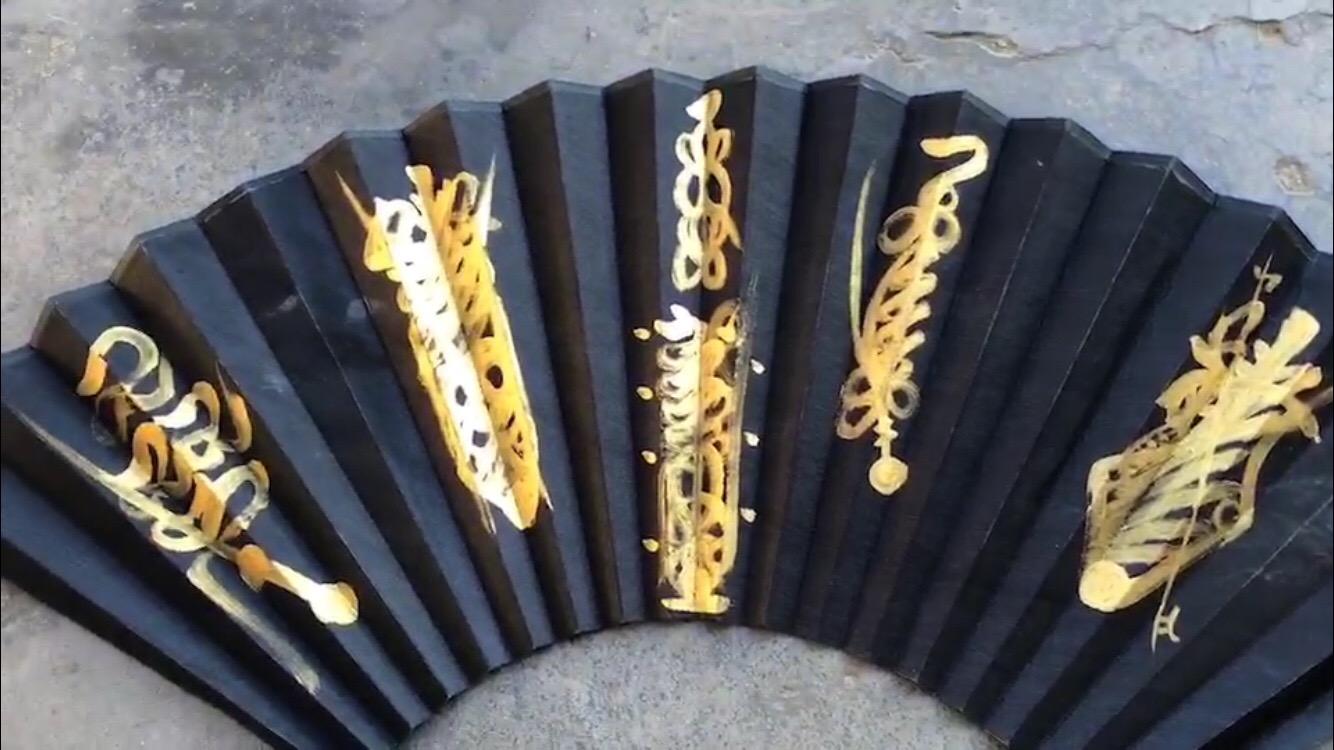 法扇可以当法器或是随身的法坛,咱们普通人可以请一把五雷扇,护身辟邪