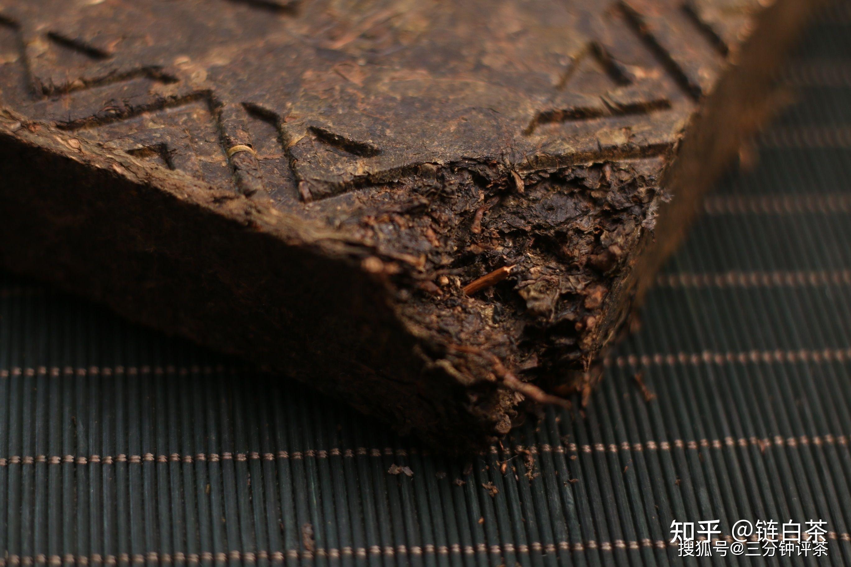 青砖茶虽名字中带"青",但却是实打实的湖南黑茶.