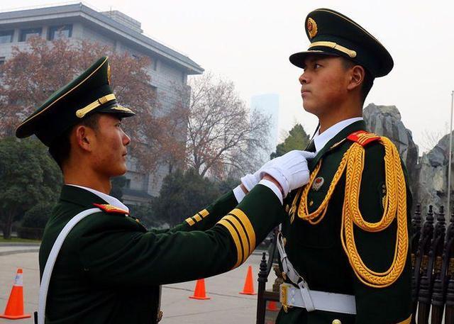 军人站岗时想上厕所怎么办(当兵站军姿能上厕所吗)哨兵这个岗位有多