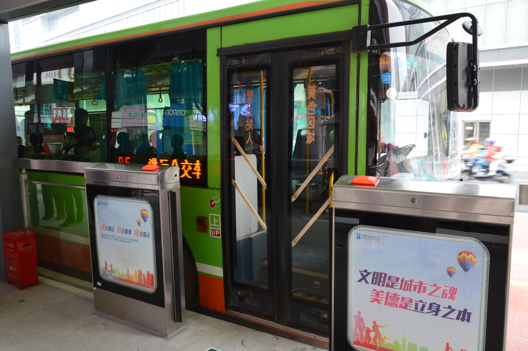 南宁快速公交一号线b01路开通从火车站到火车东站您是会选择地铁还是