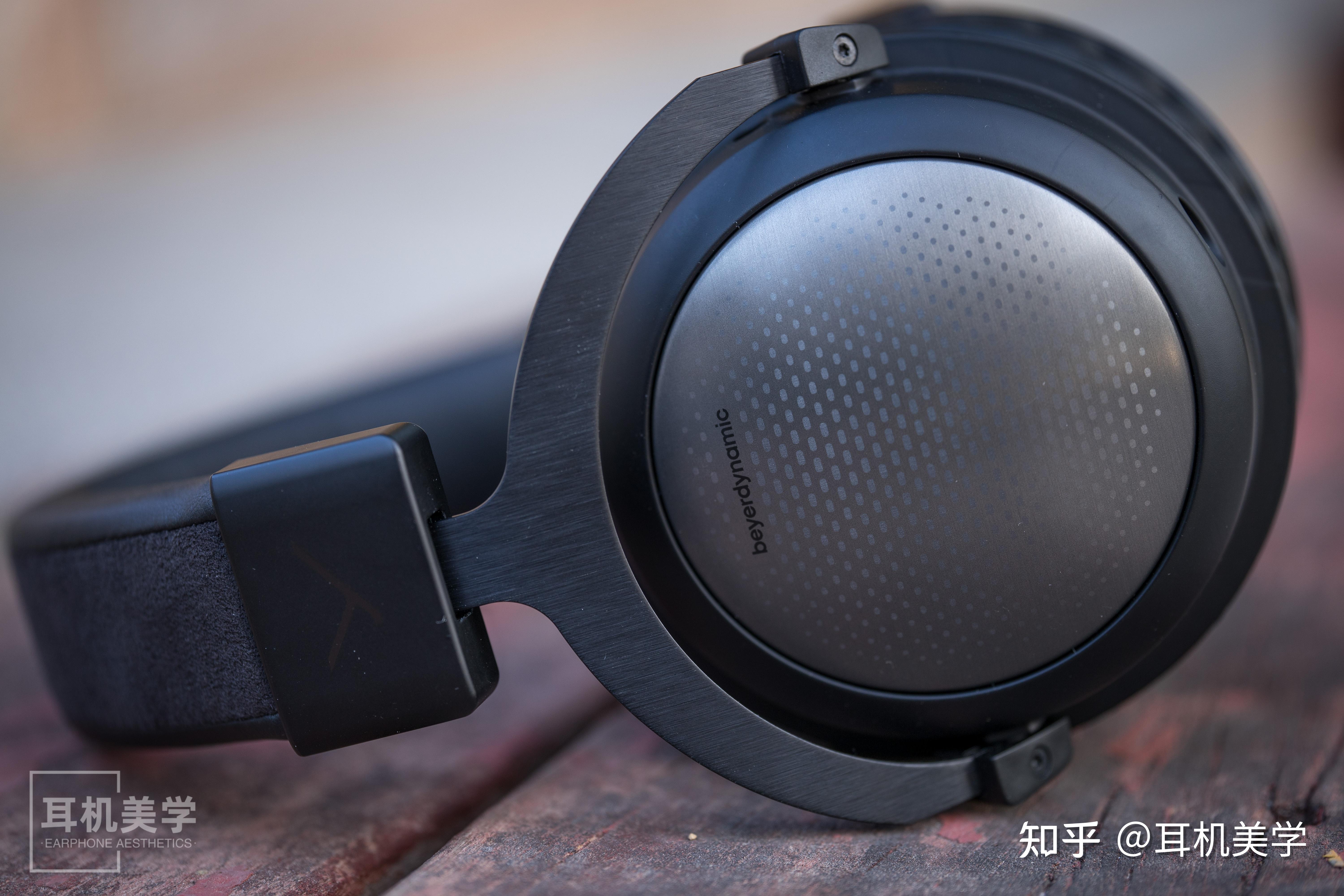 由于铝涂层工艺的使用,精细雕琢后乍看之下还以为是开放式耳机的造型