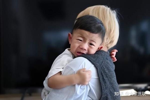 宝宝被吼后还要求抱抱,不是不记仇,而是他可能真的把这事忘了 - 知乎