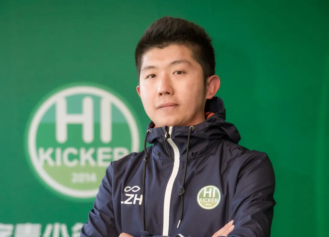 教练说仅一年他们为爱踢客在百队杯中拿下首个冠军身