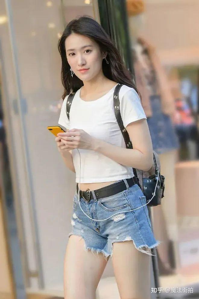 街拍穿破洞牛仔短裤的时尚女生