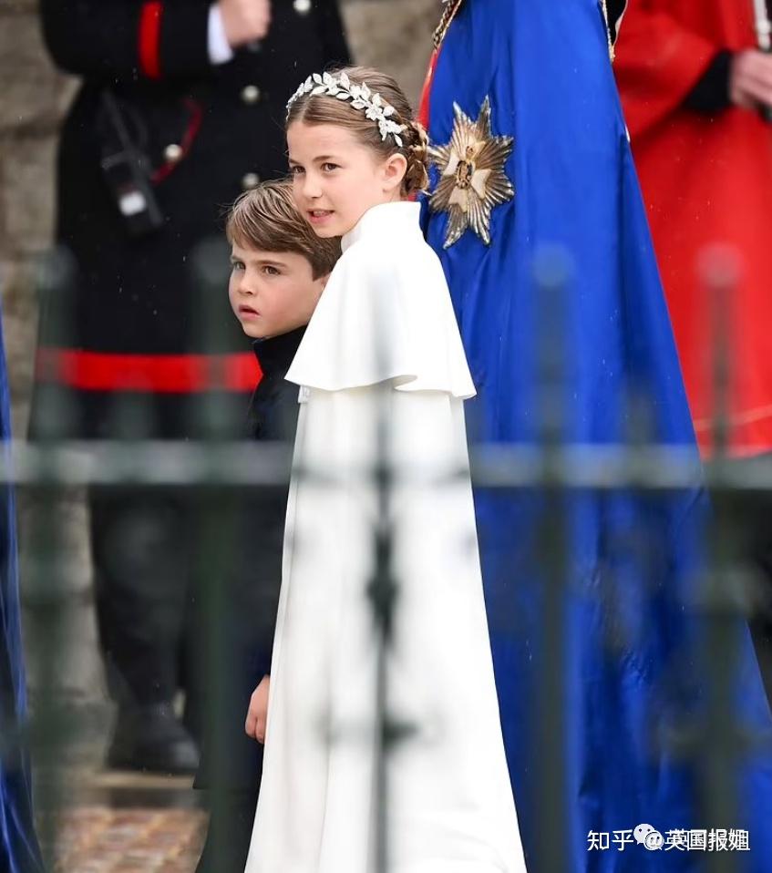 70年太子终于加冕成英国国王卡米拉封后笑开花夏洛特公主美翻全网女王