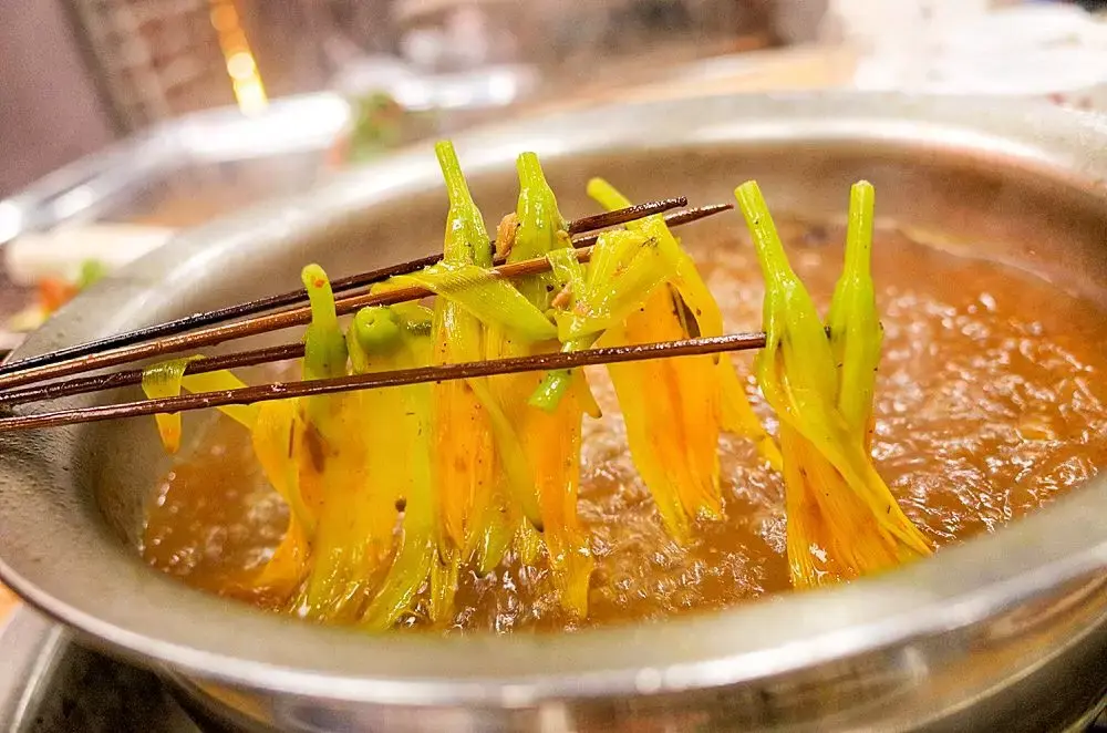 听老板娘指导,黄花菜吸饱了汤汁,极是鲜甜,带着点微辣更是好吃.