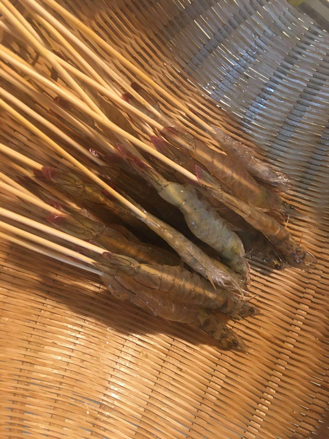 逐个剪去虾枪以及虾须,因为比较小,就没有去虾线五点多才从市场买回来