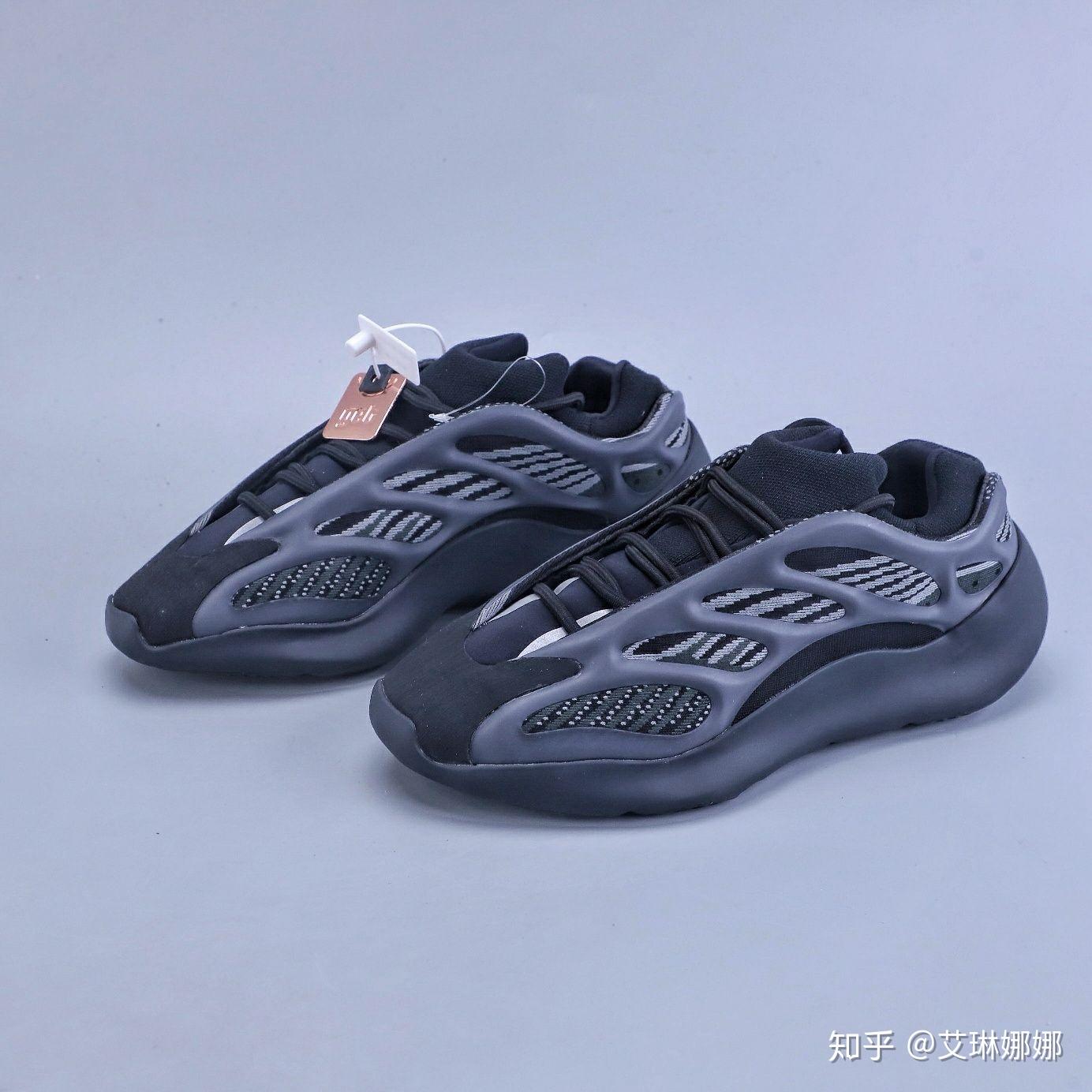 yeezy 700 v3 鞋面編織物料,整個輪廓支撐系統以及厚實的橡膠鞋底均以