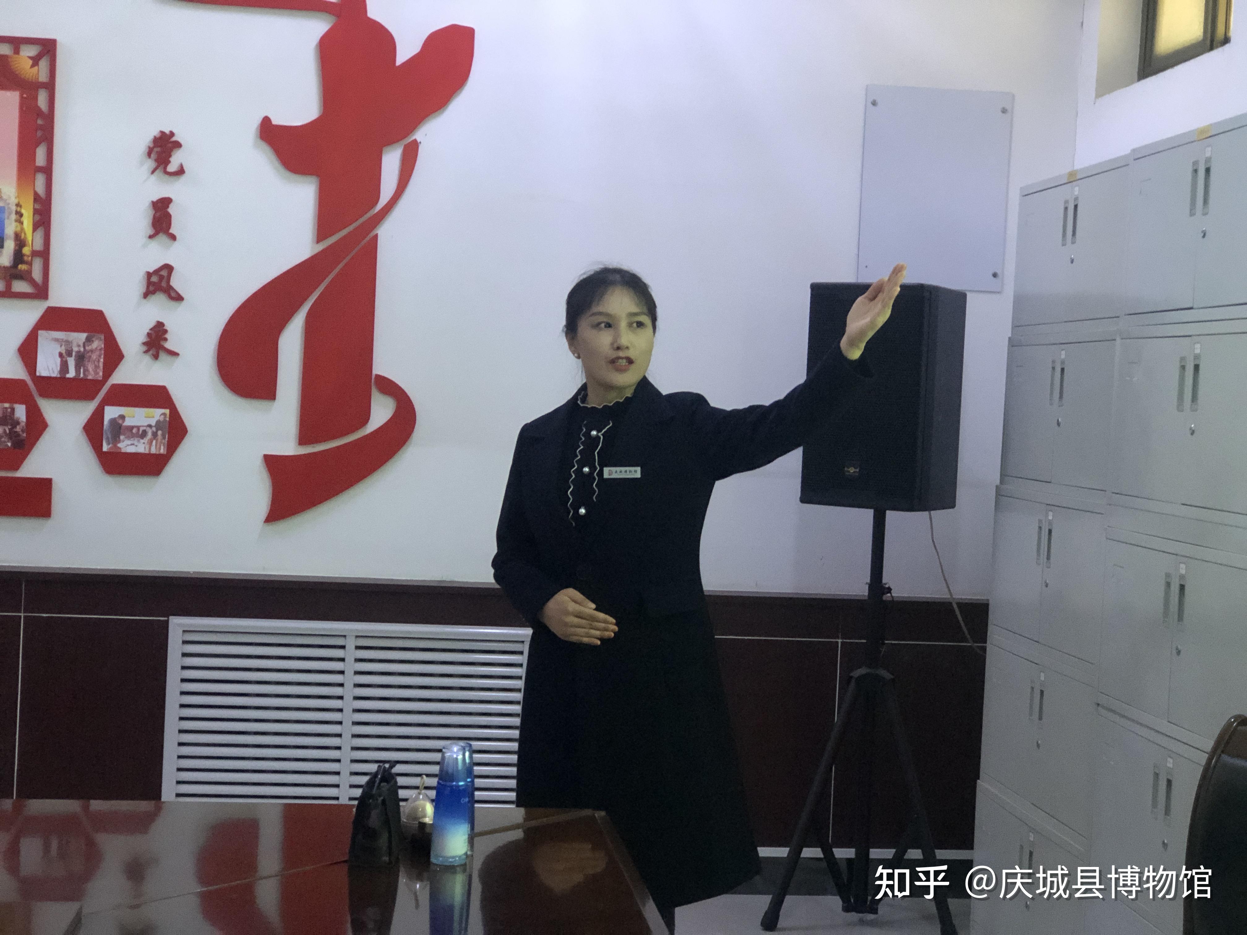 手势训练馆长示范现场讲解讲解员表示此次培训使她们挖掘了自身潜力