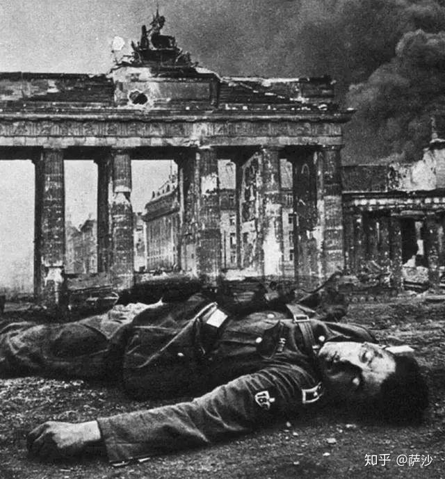 德军绝对劣势下坚守4天:1945年4月30日苏军把红旗插上国会大厦