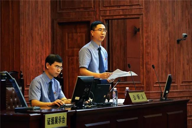 《沉默的真相》中检察官江阳的制服穿错了吗?