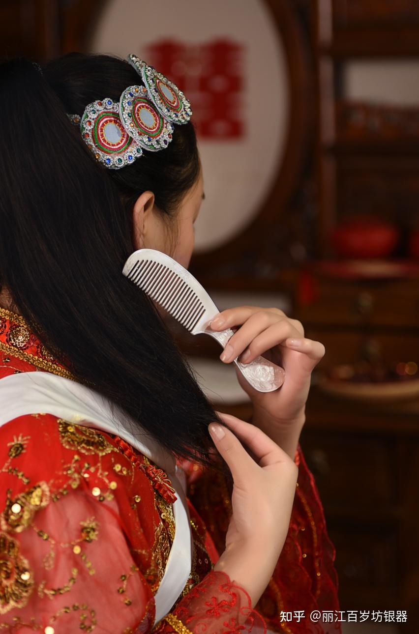 古代女子出嫁前,也有让家人为其梳头的习俗,从多个版本的十梳歌中就