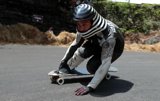 先后顺序,这几个动作全会了,就可以玩各种坡,下各种山了:手摸地转弯