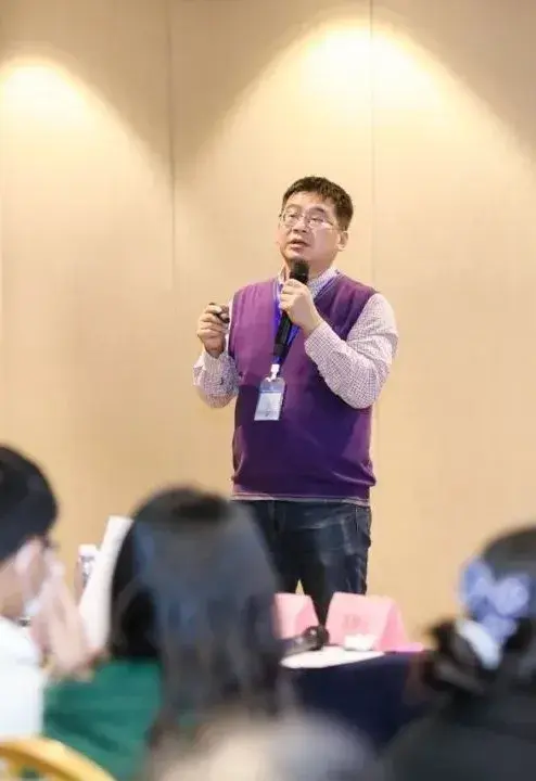 (从上到下依次为:唐晓,吉东生,吴剑斌)专家演讲结