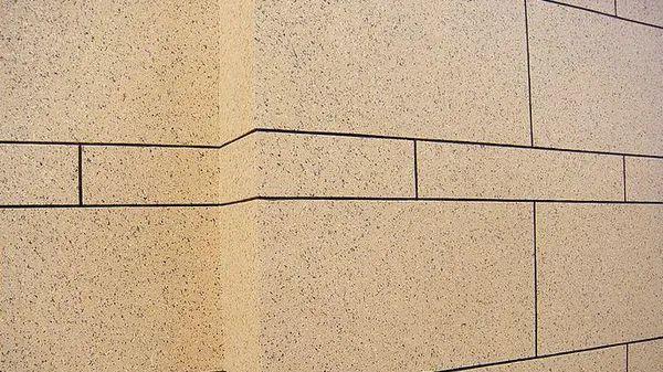 往往发现真石漆严重掉砂,导致施工人员身上,架子上,地面上出现大量