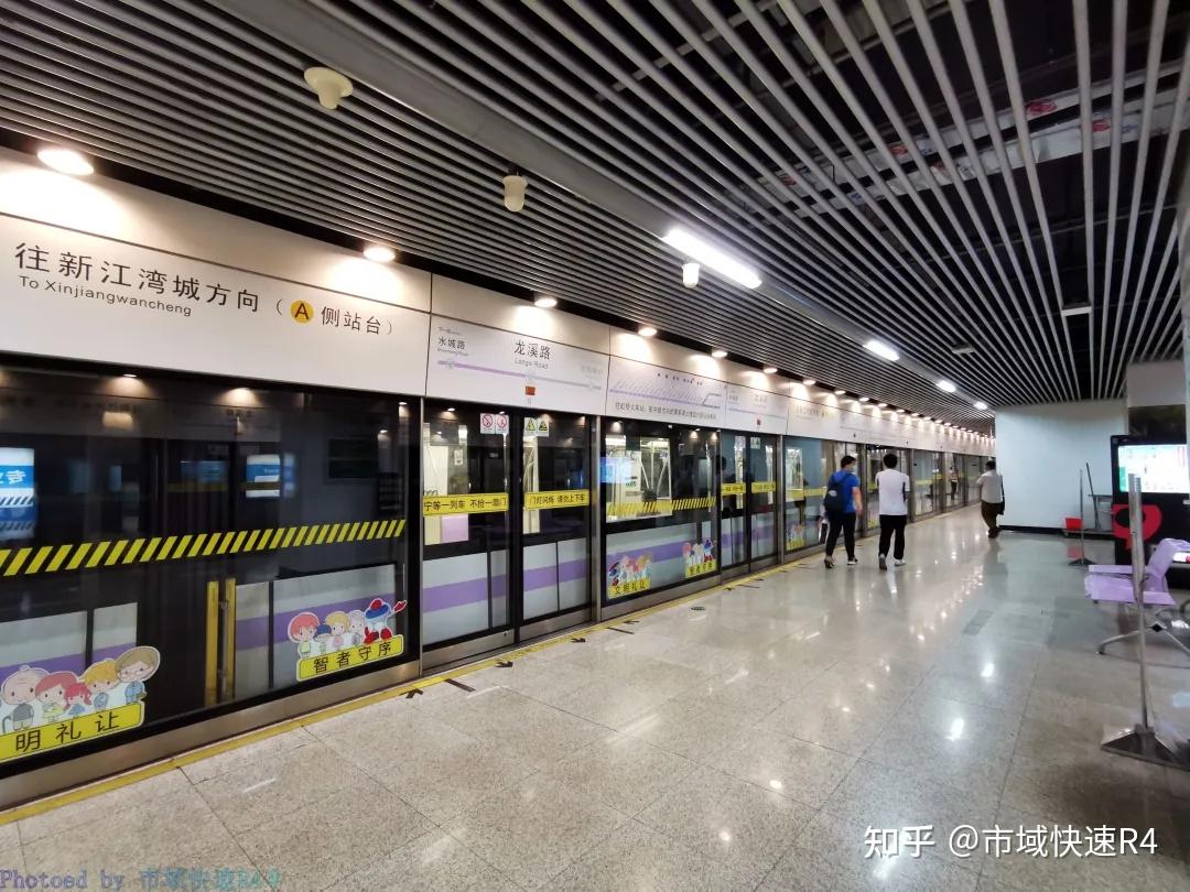 龙溪路站岛式站台南侧停靠航中路支线列车,开启左侧车门(站台东侧向内