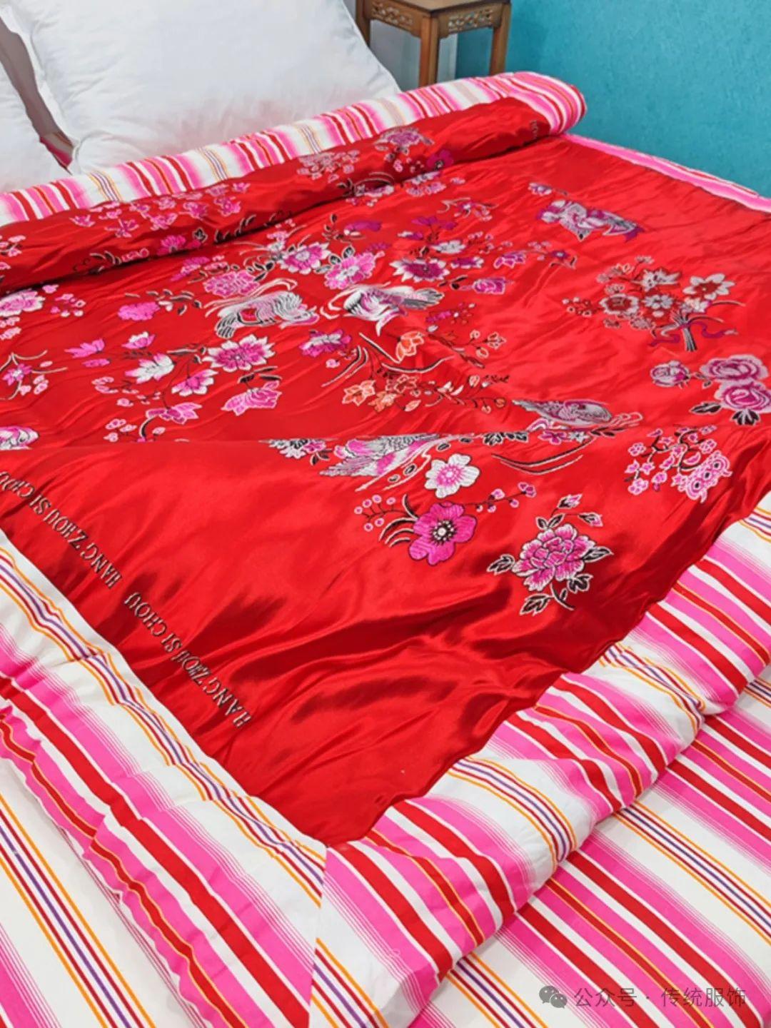 (传统软缎被面)虽然"缎"可分正反面,但反面只是相对正面少光泽而已