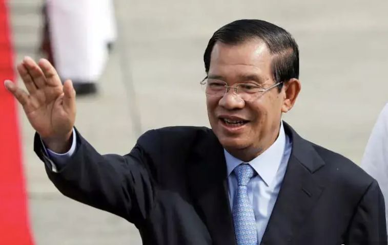 里打游击,越南则支持谢辛和韩桑林建立了新政府——柬埔寨人民共和国