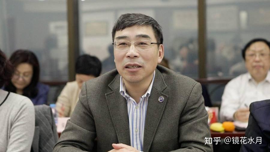 "双面校长"夏建国疯狂敛财2257万,白天斯文君子,晚上左拥右抱