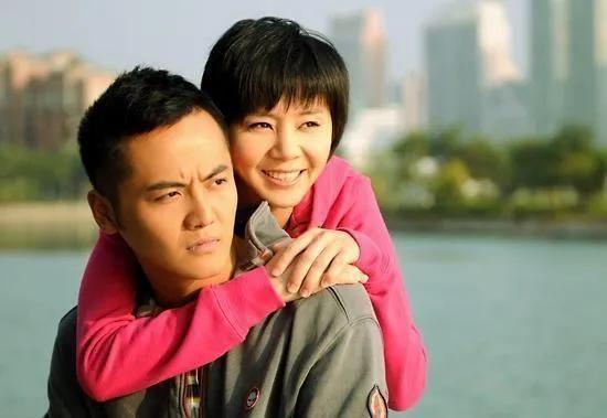 演员王一楠嫁给老师的儿子一心一意爱了24年