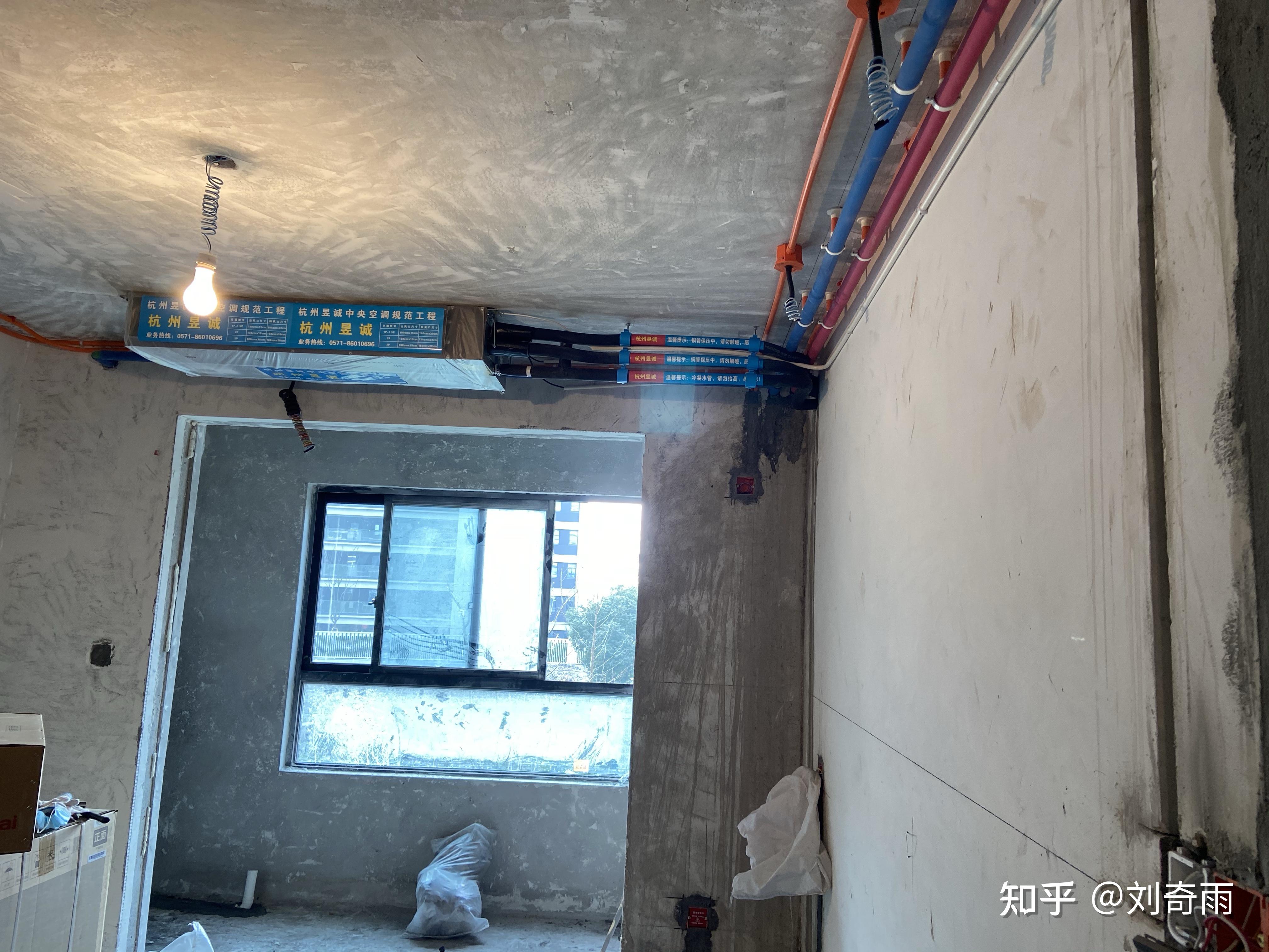 美的中央空调刚装完打孔走管线装外机后的情况