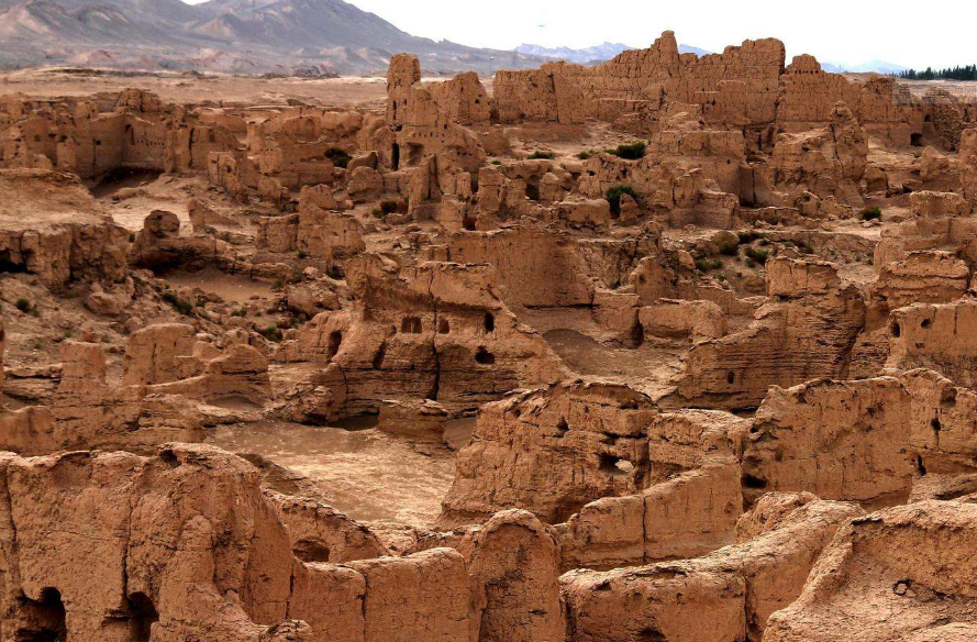 谈到罗布泊,永远避不开的一个话题,那就是楼兰.