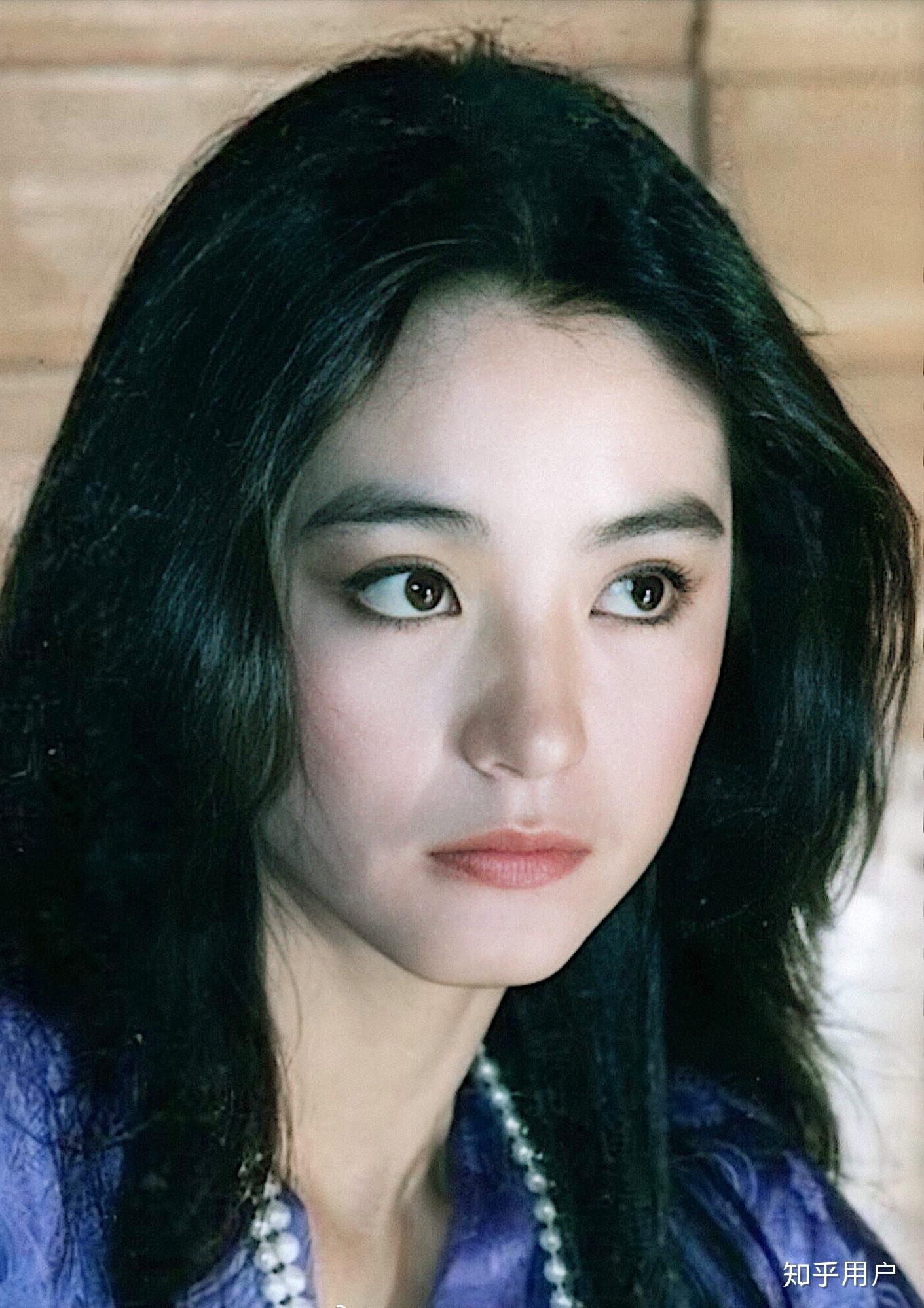 当然是青霞姐姐了…正大仙容,只此一人~最古早的仙女型明星了