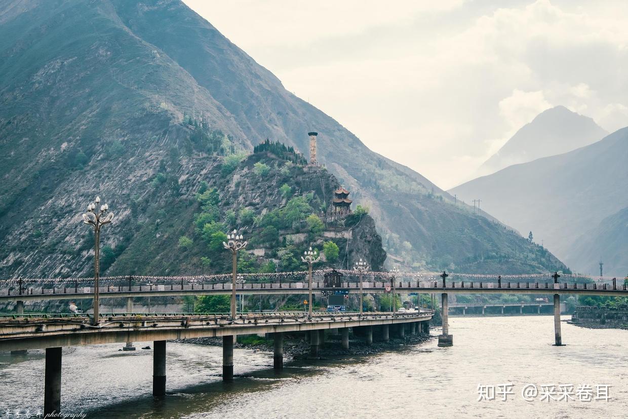 紅軍橋上是看兩江兩建築的最好角度紅軍橋與汶川縣城