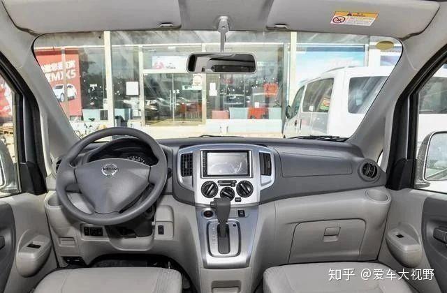 内饰方面,nv200车内设计比较朴素,以现在的眼光来看难免会有些过时了
