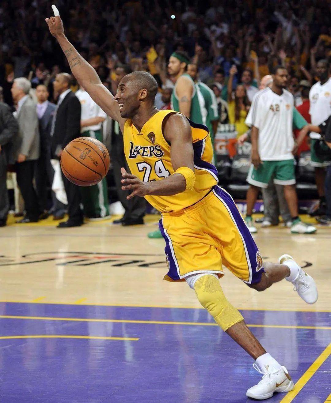 致敬2010年科比拿到生涯第五个总冠军,当年科比总决赛最多上脚的两款