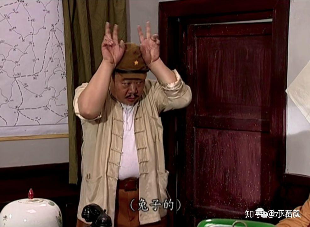 饰演者是刘金山老师,碰巧的是,他在《小兵张嘎》中也扮演了翻译官
