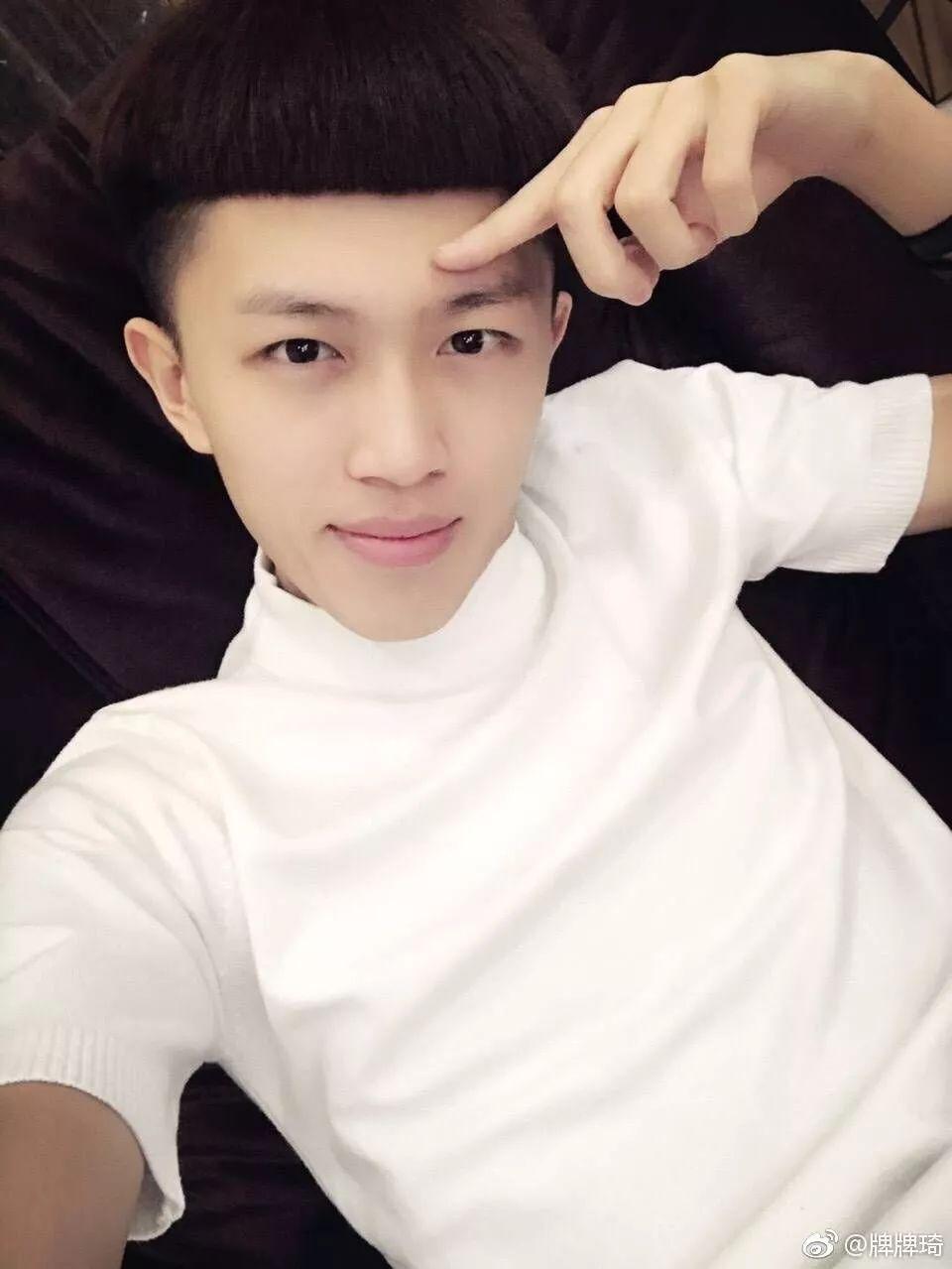 快手上的牌牌琦和田小昂便是东北社会小伙的时装指南