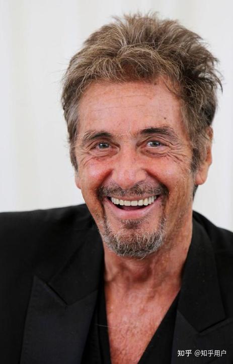 robert deniro如果是意大利来的,通常结尾会有一个o的音,如罗伯特