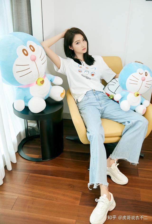 关晓彤钟情哆啦a梦t恤印花动漫感满满少女心藏不住了