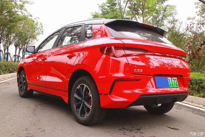 红色e2提车了上完牌就给爱车和媳妇拍大片比亚迪e2