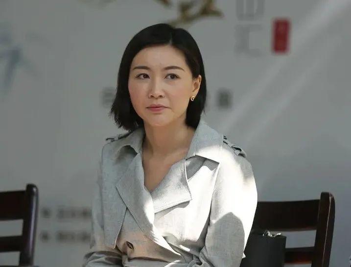 广东广播电视台电视新闻中心记者黄嘉莉在"主战场"医院之外,基层