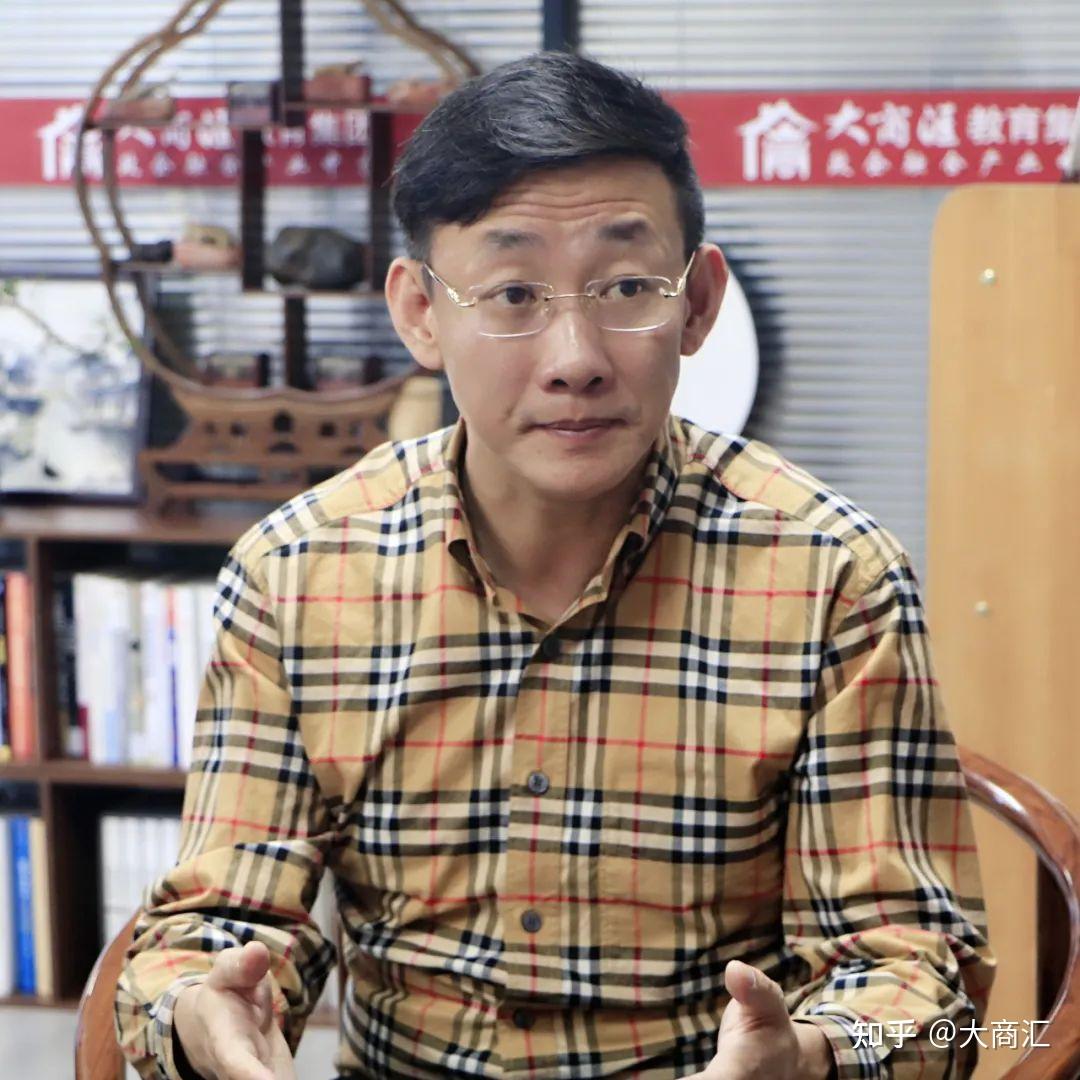 贸促会会长胡国柱,包头市商务局外资科负责人刘晓红,包头市贸促会联络